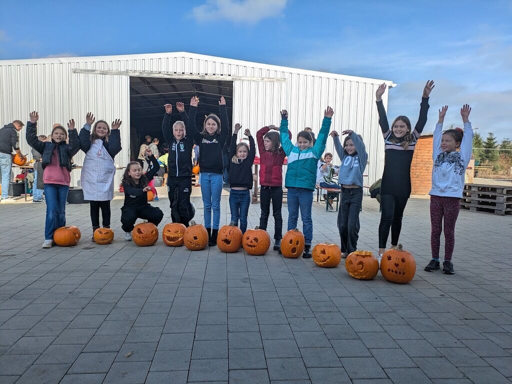 Kürbisschnitzen der Handball-Jugend beim Herbstmarkt der Familie Glöckler